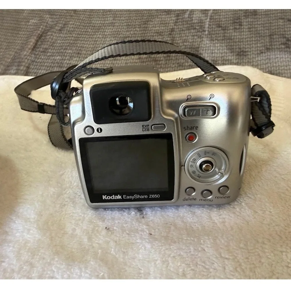 Kodak EasyShare Digital Camera Silver Schneider-Kreuznach 10X Zoom with Case